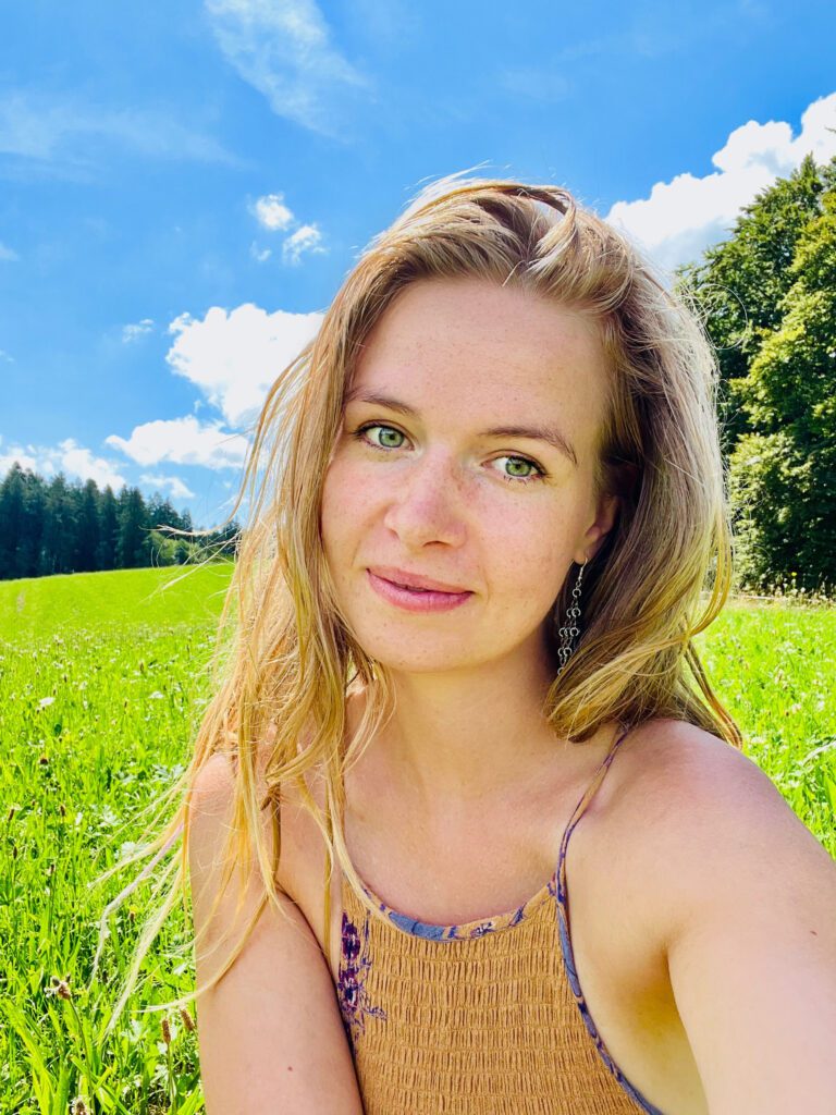 About Juli - Portait of colorful Juli